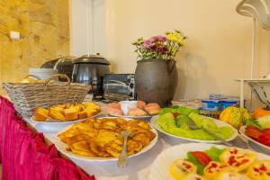 Pensjonat Adria في زاكوباني: طاولة عليها عدة أطباق من الطعام