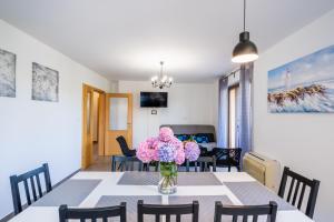Telewizja i/lub zestaw kina domowego w obiekcie Downtown Apartment Helena