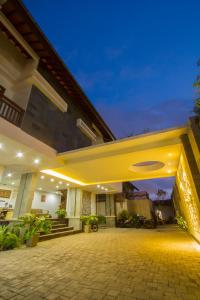 a house with a lit up front yard at night at Delu Villas & Suite in Kerobokan