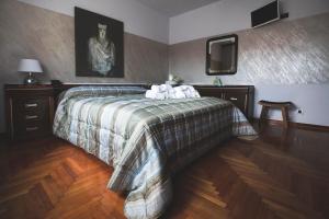 una camera da letto con un letto e una TV a parete di da Vanilla affittacamere a Bonzicco