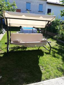a bed in the grass in a yard at Ginger's House MALPENSA in Cardano al Campo