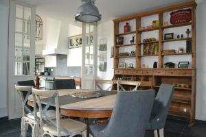 a dining room with a table and chairs at Maison du chien vert in Corbion