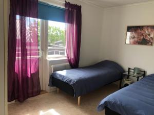 Un pat sau paturi într-o cameră la Apartment in central Kiruna 3