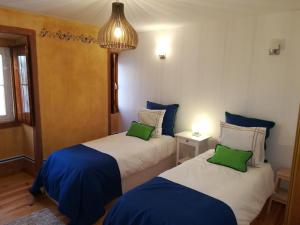 two beds in a room with blue and white at Casa Mateus - Colares, Parque Natural Sintra Cascais in Sintra