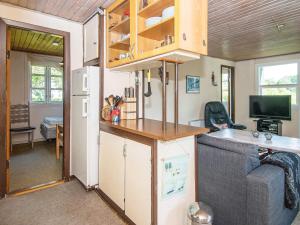 ハザスレウにある4 person holiday home in Haderslevのキッチン、リビングルームが備わる小さな家です。