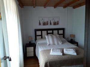 AmésにあるCasa Torreiraのベッドルーム1室(ベッド1台、タオル2枚付)