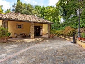 een patio voor een huis met een tafel bij Belvilla by OYO A recently renovated countryhouse in Perugia