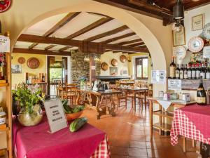 Restaurant ou autre lieu de restauration dans l'établissement Spacious Farmhouse with Garden in Verbania