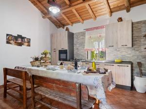 una cucina con un grande tavolo bianco in una stanza di Belvilla by OYO Casa Otaiti a Maniace