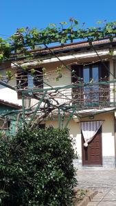 ein Gebäude mit einem Balkon und einer braunen Tür in der Unterkunft Ginger's House MALPENSA in Cardano al Campo