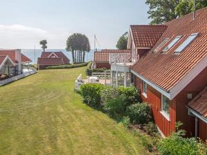 - une vue aérienne sur une maison avec une cour dans l'établissement 8 person holiday home in Haderslev, à Kelstrup Strand