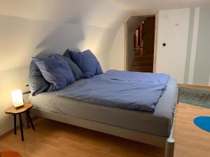 Een bed of bedden in een kamer bij Ferienwohnung Wentorf Amt Sandesneben