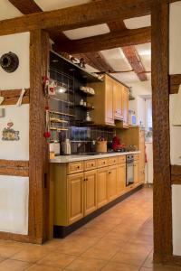リボーヴィレにあるLa Maison des Tanneursのキッチン(木製キャビネット、カウンタートップ付)