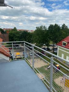 a balcony with a fence on top of a building at Luksusowy 100 metrowy Apartament z klimatyzacją w Giżycku in Giżycko
