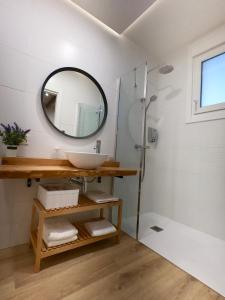 uma casa de banho com um lavatório e um espelho em Gozamena Zarautz (Surf/Mendi) em Zarautz