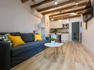 salon z niebieską kanapą i stołem w obiekcie Gozamena Zarautz (Surf/Mendi) w mieście Zarautz