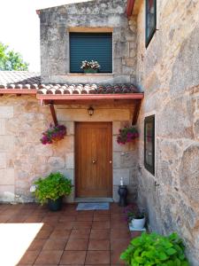 AmésにあるCasa Torreiraの木製のドアと窓のある石造りの家