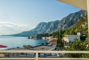 a view of a body of water with mountains at Apartmani Višković Drašnice in Drašnice