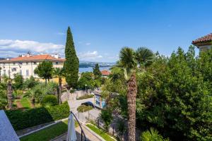 una vista dal balcone di un resort con una palma di Downtown Apartment Helena a Opatija