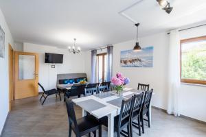 jadalnia i salon ze stołem i krzesłami w obiekcie Downtown Apartment Helena w mieście Opatija