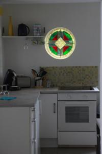 a kitchen with a counter with a stained glass window at Ferienhaus am Ellerbach in Bad Dürrenberg