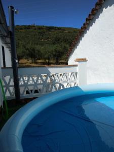 בריכת השחייה שנמצאת ב-Casa Rural Ventanas a la Sierra או באזור