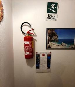 巴里薩爾多的住宿－B&B Sotto Le Stelle vacanze，挂在墙上的灭火器