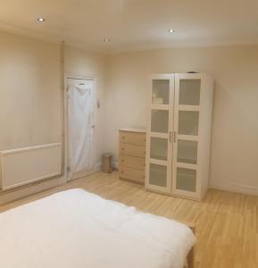 Airy Split level Victorian flat in Stratford, London