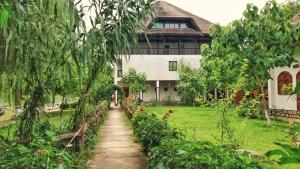 un chemin menant à une maison dans un jardin dans l'établissement Delta Paradis Resort, à Murighiol