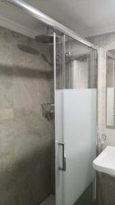 La salle de bains est pourvue d'une douche avec une porte en verre. dans l'établissement Skol 408A by Completely Marbella, à Marbella