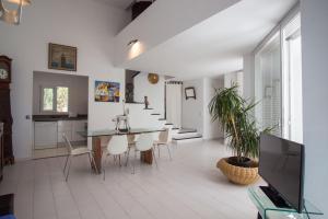 eine Küche und ein Esszimmer mit einem Tisch und Stühlen in der Unterkunft Villa Arola in Cala Comte