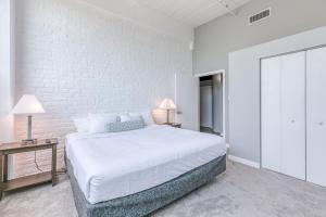 سرير أو أسرّة في غرفة في Metroflatsat509vinestreet