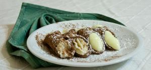 a plate of cookies and apples on a green napkin at Agriturismo Tenuta Margitello in Comiso