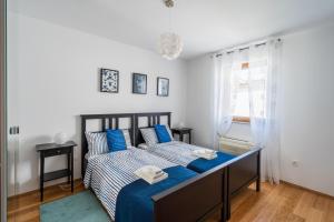 Łóżko lub łóżka w pokoju w obiekcie Downtown Apartment Helena