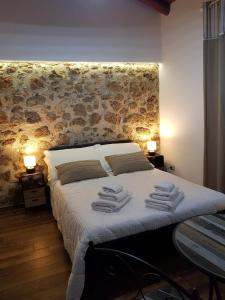 ein Schlafzimmer mit einem Bett mit Handtüchern darauf in der Unterkunft Green Oasis Gabella Monolocale in Castelforte