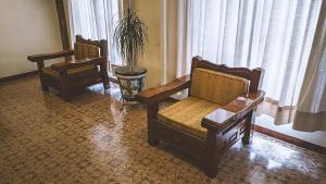 a living room with two chairs and a couch at Hotel Alhóndiga in Guanajuato