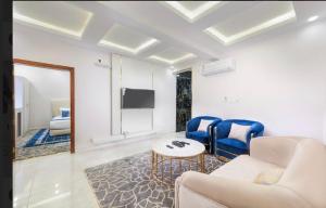 sala de estar con sofá y mesa en الحياة إن للأجنحة الفندقيه, en Abha