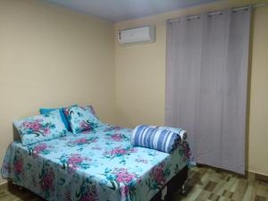 En eller flere senge i et værelse på Chalés Serra Monte