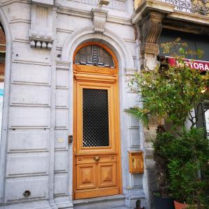 uma porta de madeira na lateral de um edifício em B&B La Ducale em Gent