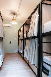 Postel nebo postele na pokoji v ubytování Auberge Jeunesse QBEDS Hostel