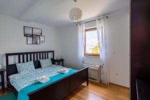 Łóżko lub łóżka w pokoju w obiekcie Downtown Apartment Helena