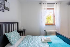 Łóżko lub łóżka w pokoju w obiekcie Downtown Apartment Helena