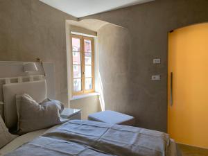 1 dormitorio con cama, ventana y aseo en Rennweg 114, en Merano