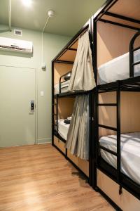 Postel nebo postele na pokoji v ubytování Auberge Jeunesse QBEDS Hostel