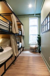 Postel nebo postele na pokoji v ubytování Auberge Jeunesse QBEDS Hostel