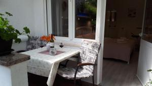 tavolo e sedie con tavolo e finestra di Guesthouse Mila a Rovigno (Rovinj)