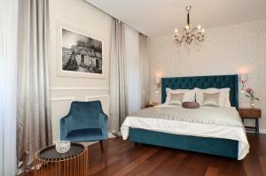 una camera con un letto blu e una sedia blu di Rooms Valery a Spalato (Split)
