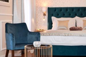 una camera da letto con un letto e una sedia blu di Rooms Valery a Spalato (Split)