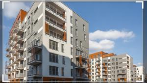 a tall building with balconies on the side of it at Apartament LUNA Francuska Park in Katowice