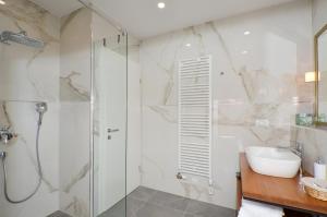 un bagno con doccia e lavandino di Rooms Valery a Spalato (Split)